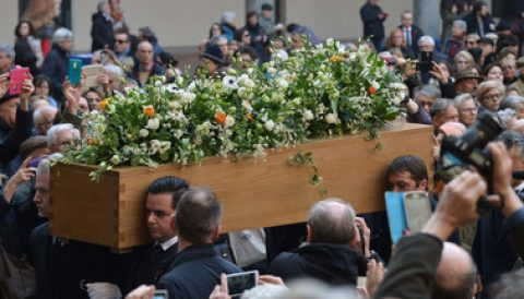 W rocznice śmierci, wspominamy wielkiego Umberto Eco, którego pogrzeb w Mediolanie, zgromadził tłumy.