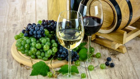 Jak podawać wino? – praktyczne wskazówki nie tylko  dla początkujących smakoszy