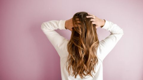 Problemy z włosami po zimie – wypadające, połamane, matowe włosy – dowiedz się, jak skutecznie sobie z nim poradzić
