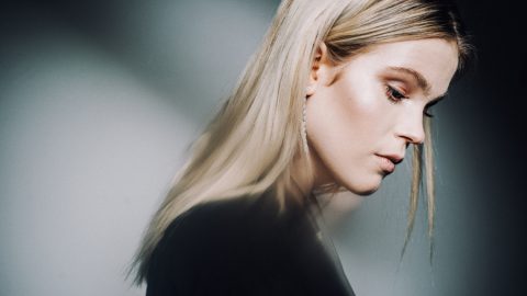 Ukazał się drugi singel 20-letniej warszawskiej wokalistki Caroline Jop zatytułowany „Kwiaty”